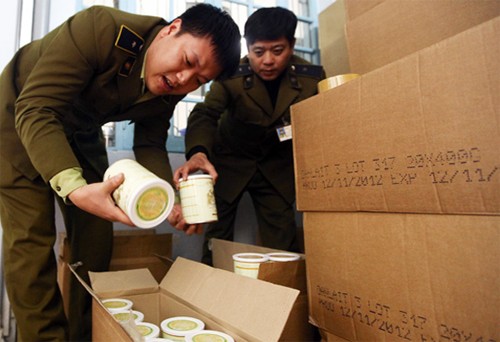 Chi cục QLTT Hà Nội kiểm tra và niêm phong tạm giữ 6.000 hộp sữa dê Danlait của Cty TNHH Mạnh Cầm (Ảnh nguồn: DĐDN)